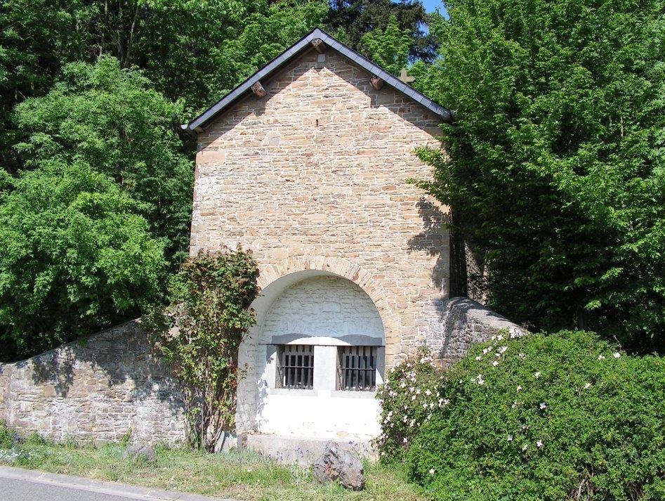 Florée - Chapelle Notre-Dame de la Salette - Château de Wagnée  mai 2008 ©OTA.JPG