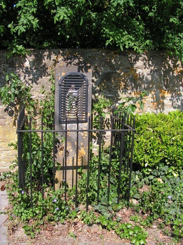 Florée - Potale mur château Wagnée mai 2008 ©OTA.JPG