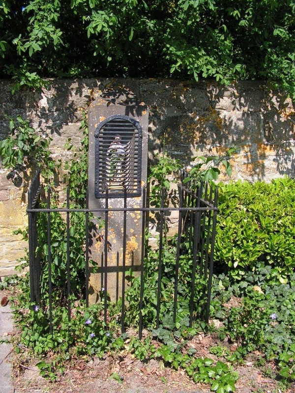 Florée - Potale mur château Wagnée mai 2008 ©OTA.JPG