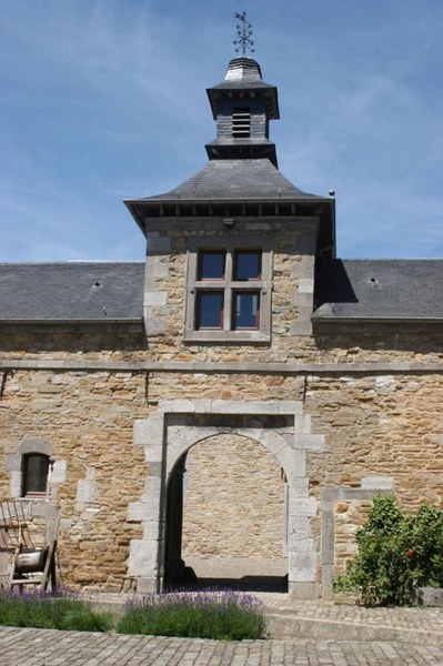 Petit-Courrière Cour intérieure ©Les Scouts Petit-Courrière.jpg