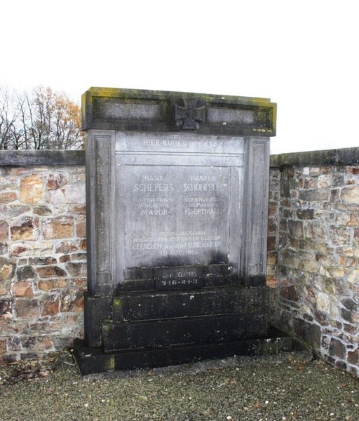 Sart-Bernard. Cimetière. Tombe officiers allemands compressée ©OTA.jpg